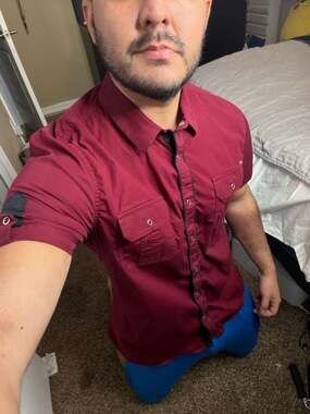 GUESS Men's Burgundy Short Sleeve Piped Button Up Shirt